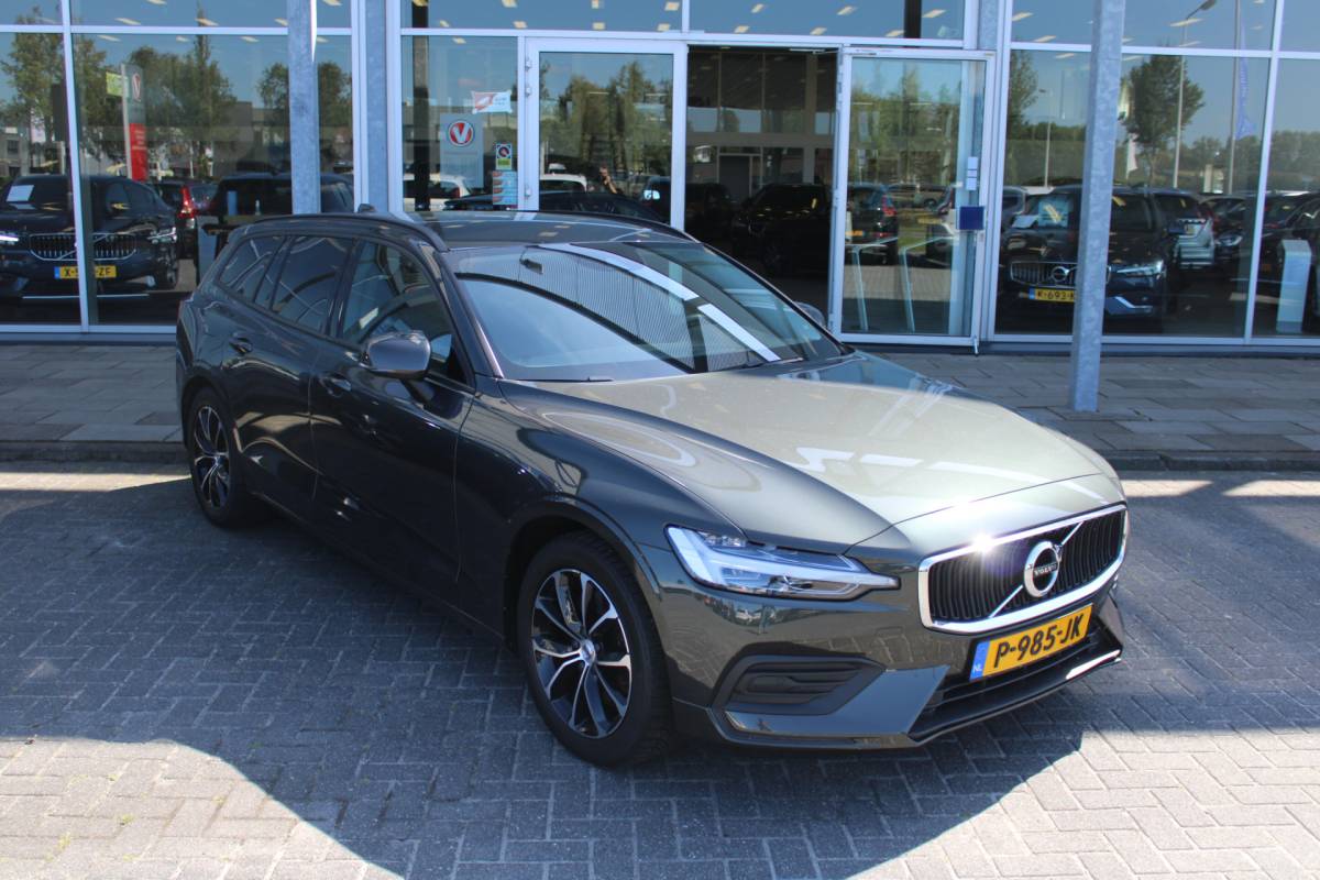 Volvo V60 Volvo V60 B3 164PK Automaat Momentum Advantage | Trekhaak | Camera + PDC | Pilot Assist | Getint glas | Verw. Stoel- & stuurwiel |
