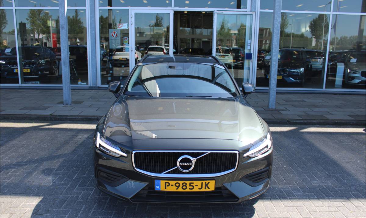 Volvo V60 Volvo V60 B3 164PK Automaat Momentum Advantage | Trekhaak | Camera + PDC | Pilot Assist | Getint glas | Verw. Stoel- & stuurwiel |