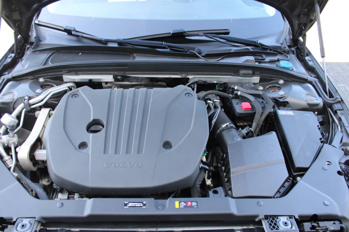 Volvo V60 Volvo V60 B3 164PK Automaat Momentum Advantage | Trekhaak | Camera + PDC | Pilot Assist | Getint glas | Verw. Stoel- & stuurwiel |