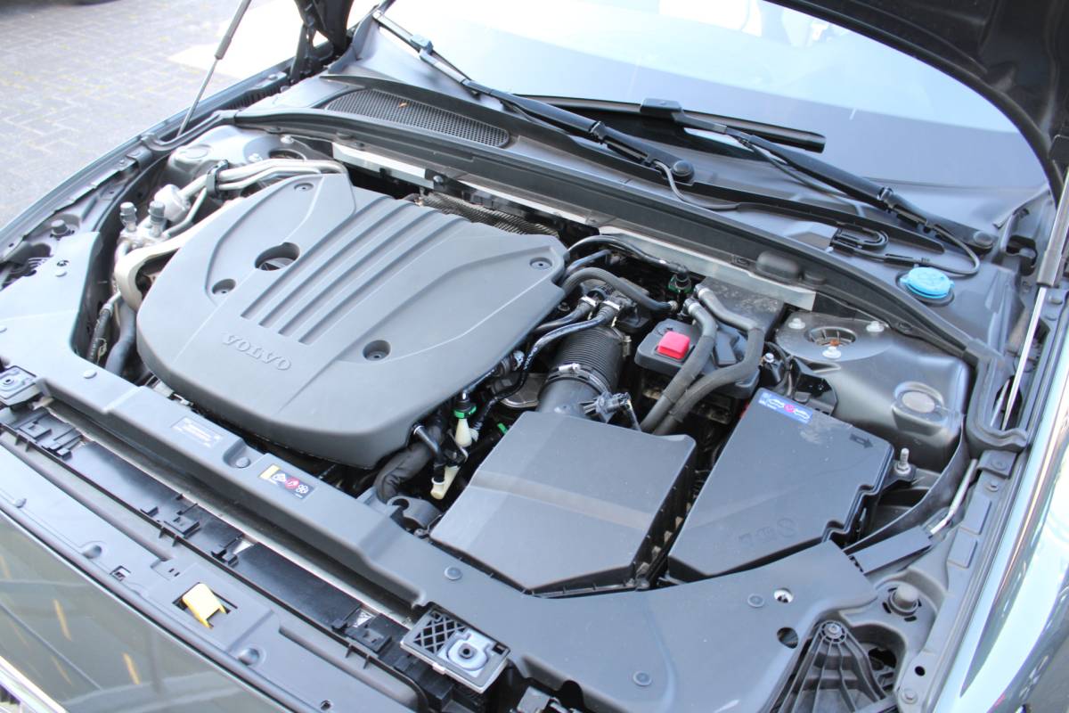 Volvo V60 Volvo V60 B3 164PK Automaat Momentum Advantage | Trekhaak | Camera + PDC | Pilot Assist | Getint glas | Verw. Stoel- & stuurwiel |