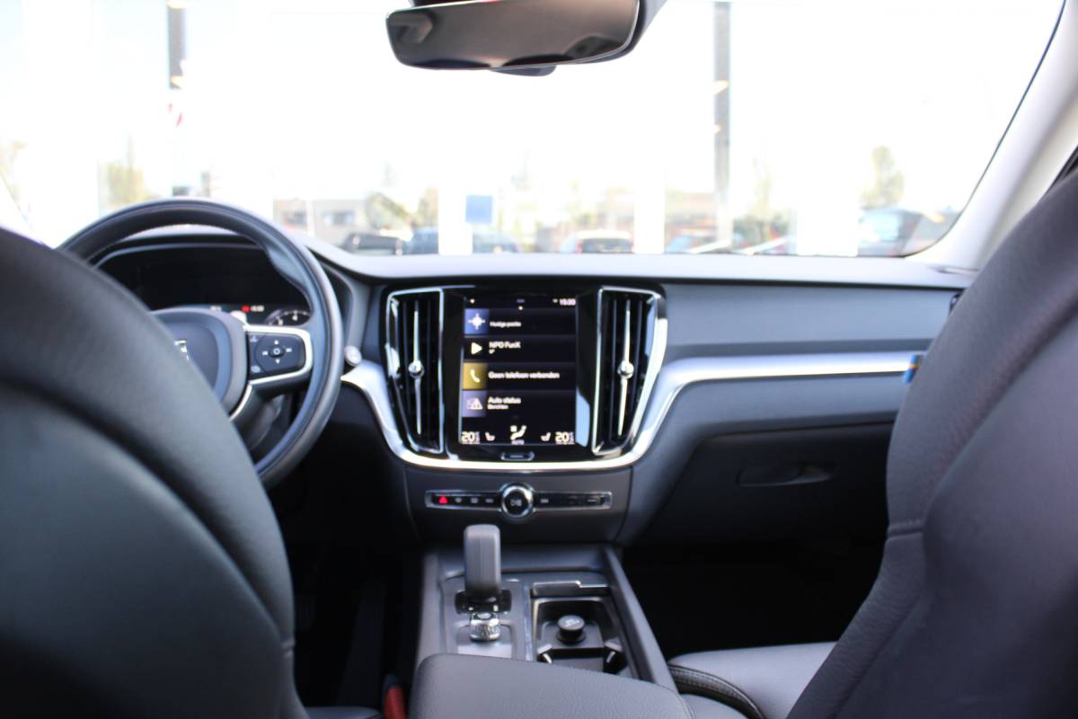Volvo V60 Volvo V60 B3 164PK Automaat Momentum Advantage | Trekhaak | Camera + PDC | Pilot Assist | Getint glas | Verw. Stoel- & stuurwiel |