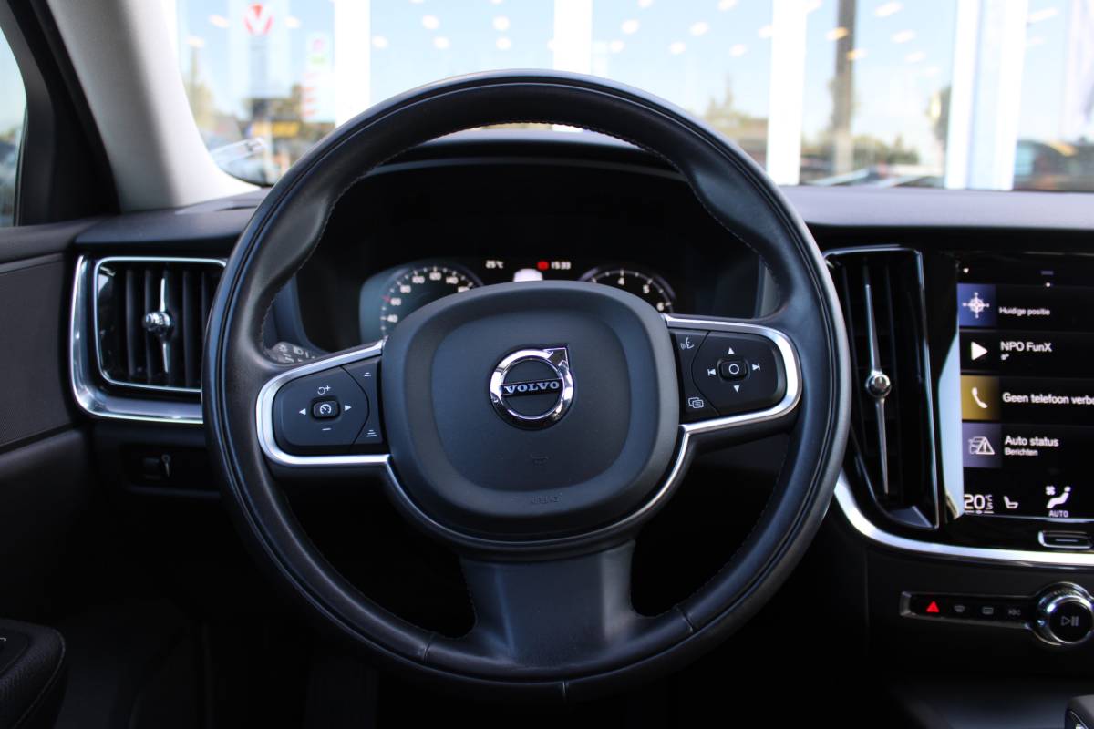Volvo V60 Volvo V60 B3 164PK Automaat Momentum Advantage | Trekhaak | Camera + PDC | Pilot Assist | Getint glas | Verw. Stoel- & stuurwiel |