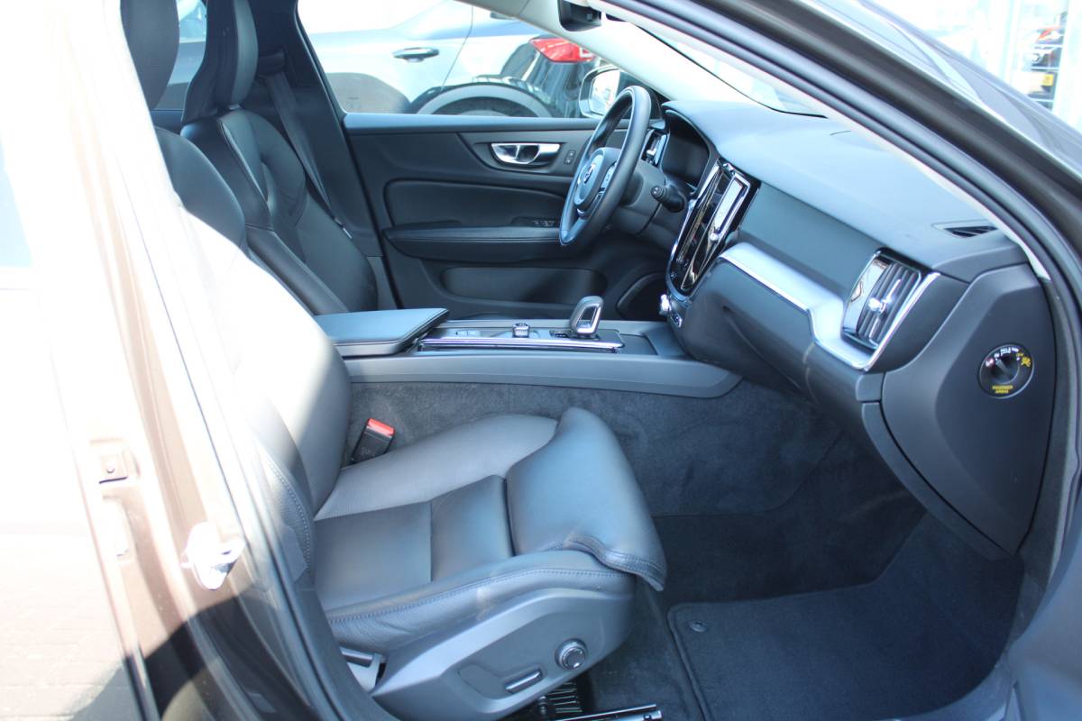 Volvo V60 Volvo V60 B3 164PK Automaat Momentum Advantage | Trekhaak | Camera + PDC | Pilot Assist | Getint glas | Verw. Stoel- & stuurwiel |