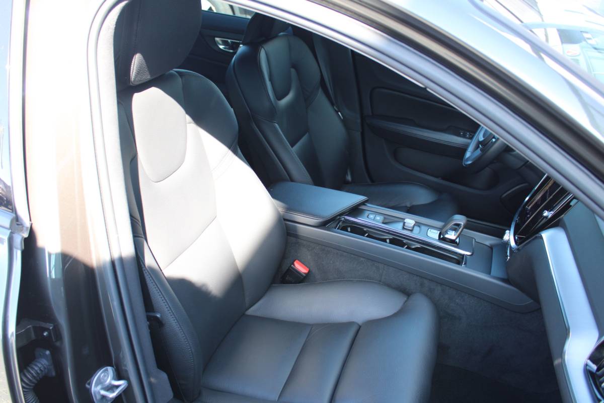 Volvo V60 Volvo V60 B3 164PK Automaat Momentum Advantage | Trekhaak | Camera + PDC | Pilot Assist | Getint glas | Verw. Stoel- & stuurwiel |