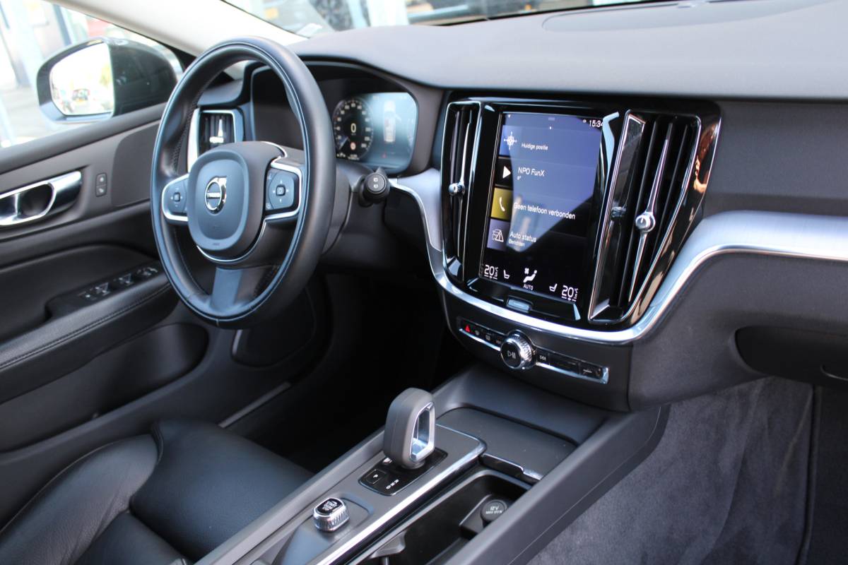 Volvo V60 Volvo V60 B3 164PK Automaat Momentum Advantage | Trekhaak | Camera + PDC | Pilot Assist | Getint glas | Verw. Stoel- & stuurwiel |