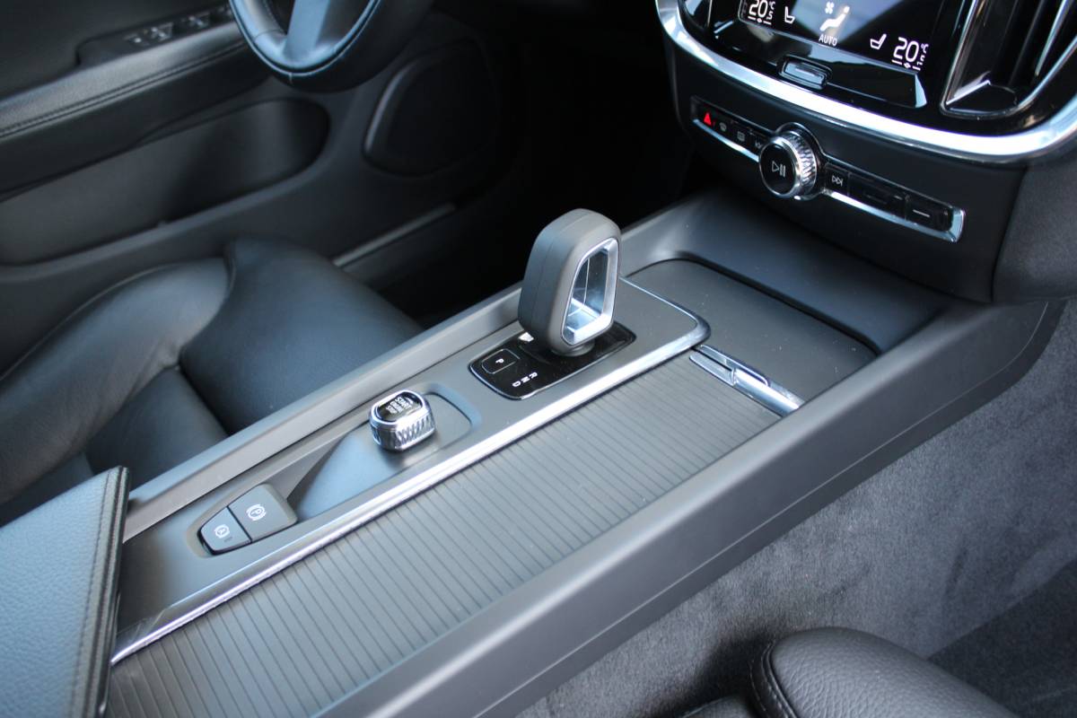 Volvo V60 Volvo V60 B3 164PK Automaat Momentum Advantage | Trekhaak | Camera + PDC | Pilot Assist | Getint glas | Verw. Stoel- & stuurwiel |