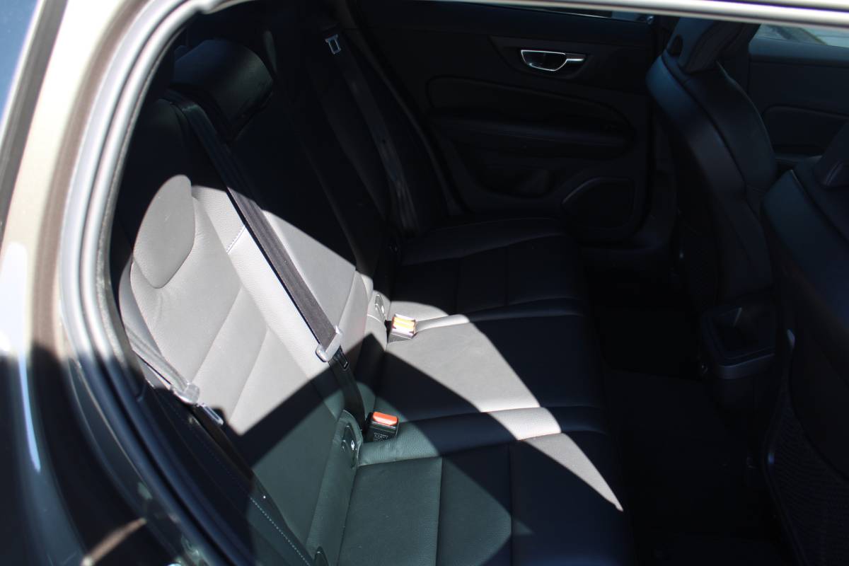 Volvo V60 Volvo V60 B3 164PK Automaat Momentum Advantage | Trekhaak | Camera + PDC | Pilot Assist | Getint glas | Verw. Stoel- & stuurwiel |