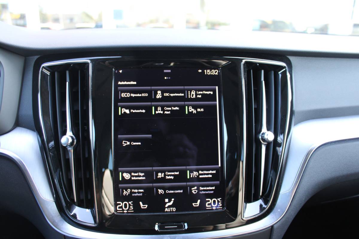 Volvo V60 Volvo V60 B3 164PK Automaat Momentum Advantage | Trekhaak | Camera + PDC | Pilot Assist | Getint glas | Verw. Stoel- & stuurwiel |