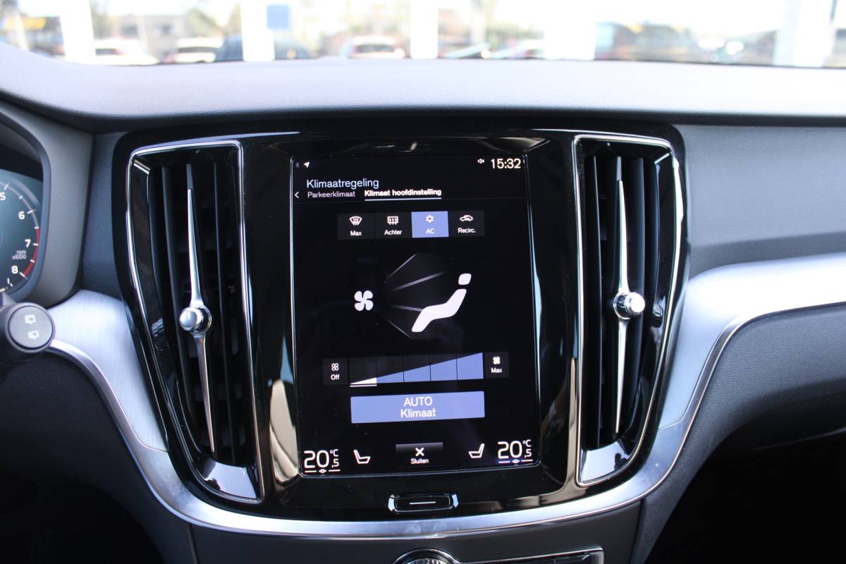 Volvo V60 Volvo V60 B3 164PK Automaat Momentum Advantage | Trekhaak | Camera + PDC | Pilot Assist | Getint glas | Verw. Stoel- & stuurwiel |