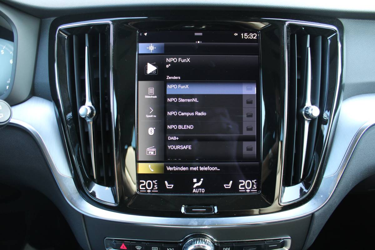 Volvo V60 Volvo V60 B3 164PK Automaat Momentum Advantage | Trekhaak | Camera + PDC | Pilot Assist | Getint glas | Verw. Stoel- & stuurwiel |