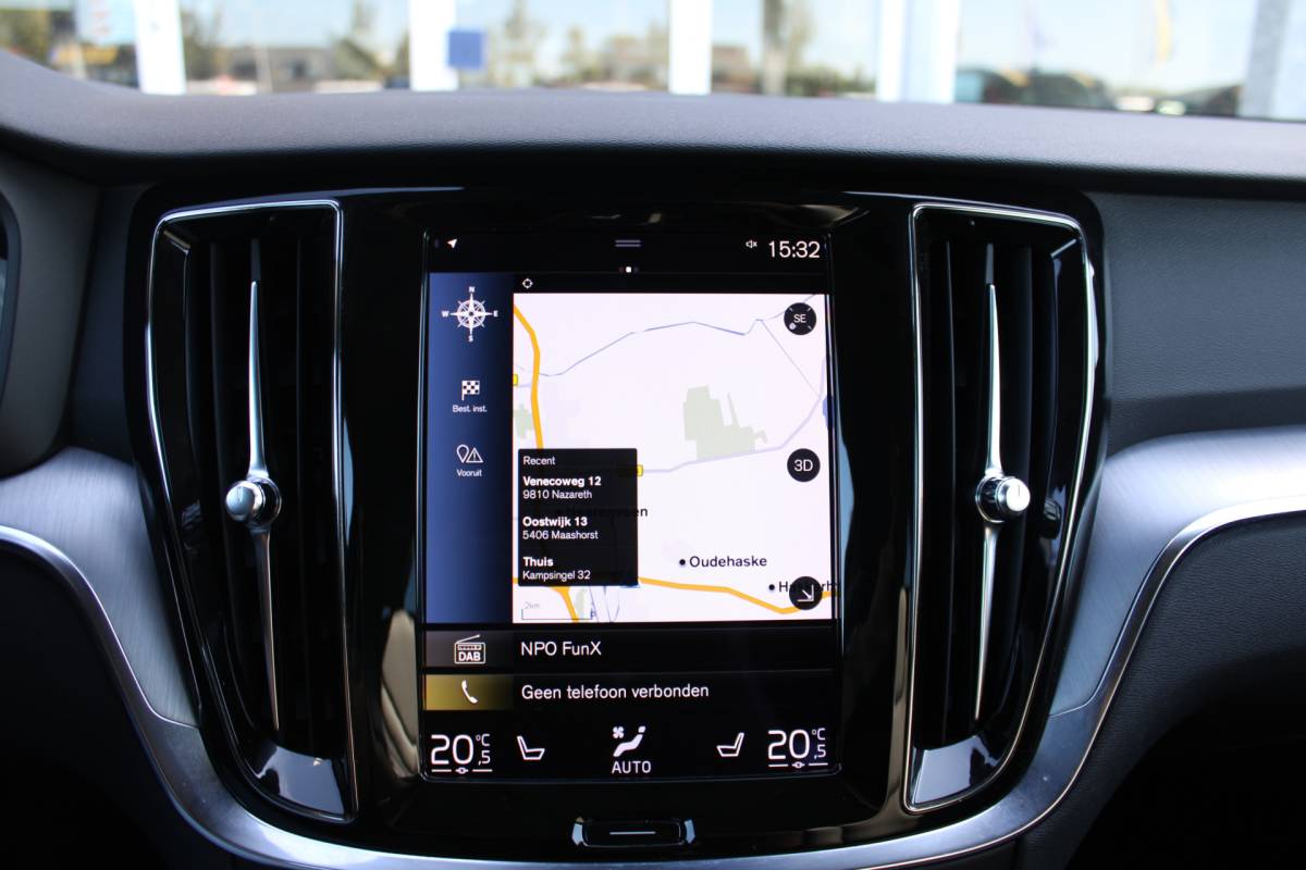 Volvo V60 Volvo V60 B3 164PK Automaat Momentum Advantage | Trekhaak | Camera + PDC | Pilot Assist | Getint glas | Verw. Stoel- & stuurwiel |