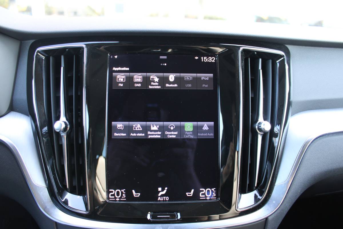 Volvo V60 Volvo V60 B3 164PK Automaat Momentum Advantage | Trekhaak | Camera + PDC | Pilot Assist | Getint glas | Verw. Stoel- & stuurwiel |