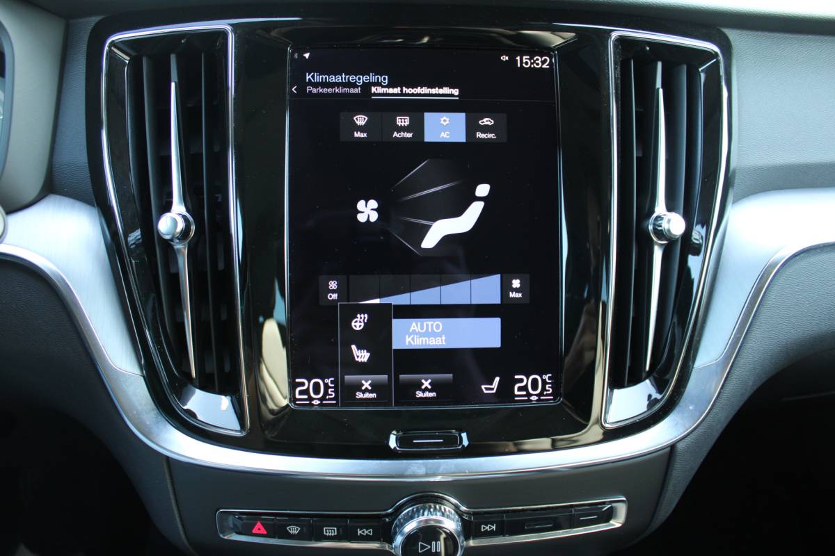 Volvo V60 Volvo V60 B3 164PK Automaat Momentum Advantage | Trekhaak | Camera + PDC | Pilot Assist | Getint glas | Verw. Stoel- & stuurwiel |