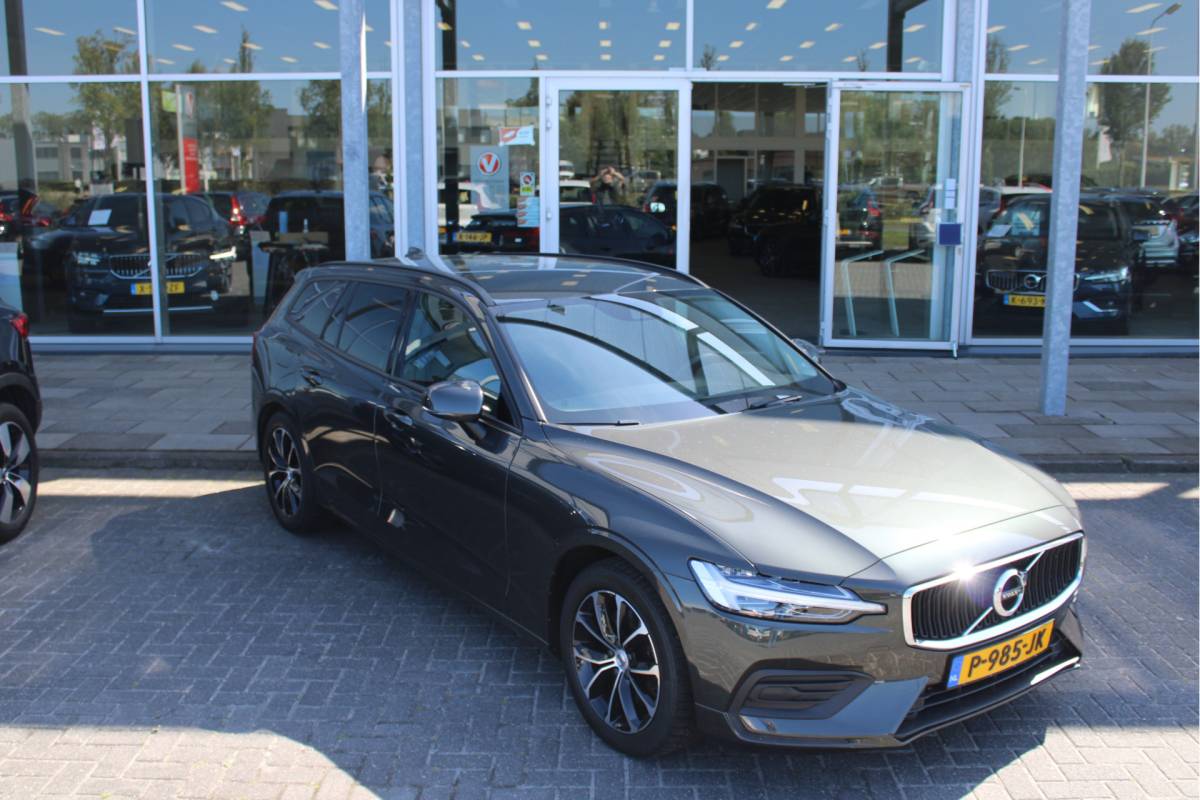 Volvo V60 Volvo V60 B3 164PK Automaat Momentum Advantage | Trekhaak | Camera + PDC | Pilot Assist | Getint glas | Verw. Stoel- & stuurwiel |