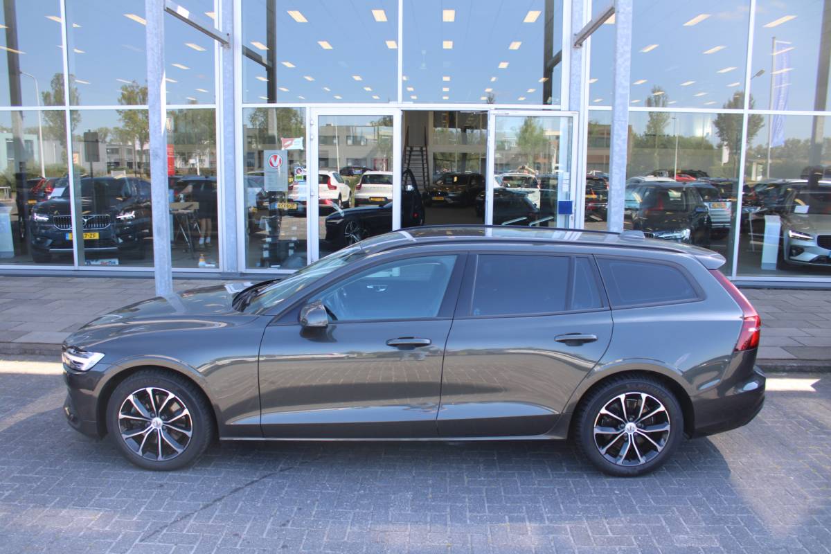 Volvo V60 Volvo V60 B3 164PK Automaat Momentum Advantage | Trekhaak | Camera + PDC | Pilot Assist | Getint glas | Verw. Stoel- & stuurwiel |