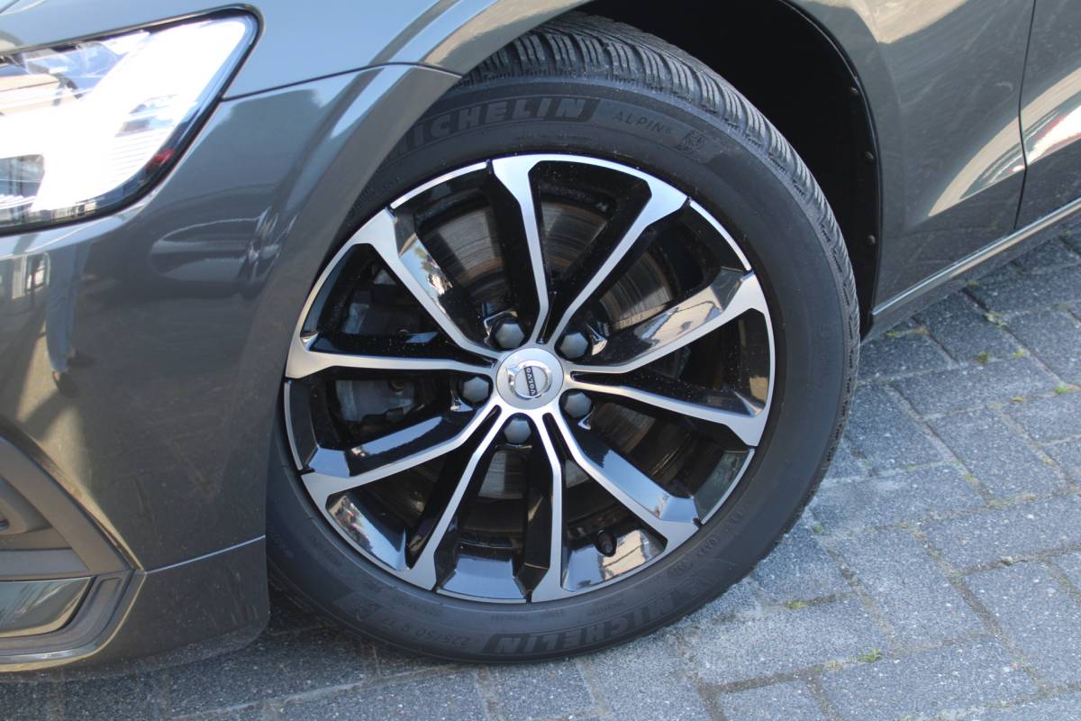 Volvo V60 Volvo V60 B3 164PK Automaat Momentum Advantage | Trekhaak | Camera + PDC | Pilot Assist | Getint glas | Verw. Stoel- & stuurwiel |