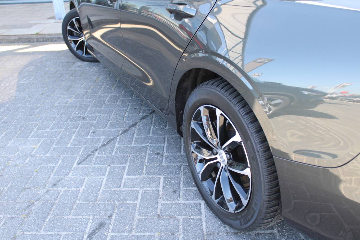 Volvo V60 Volvo V60 B3 164PK Automaat Momentum Advantage | Trekhaak | Camera + PDC | Pilot Assist | Getint glas | Verw. Stoel- & stuurwiel |