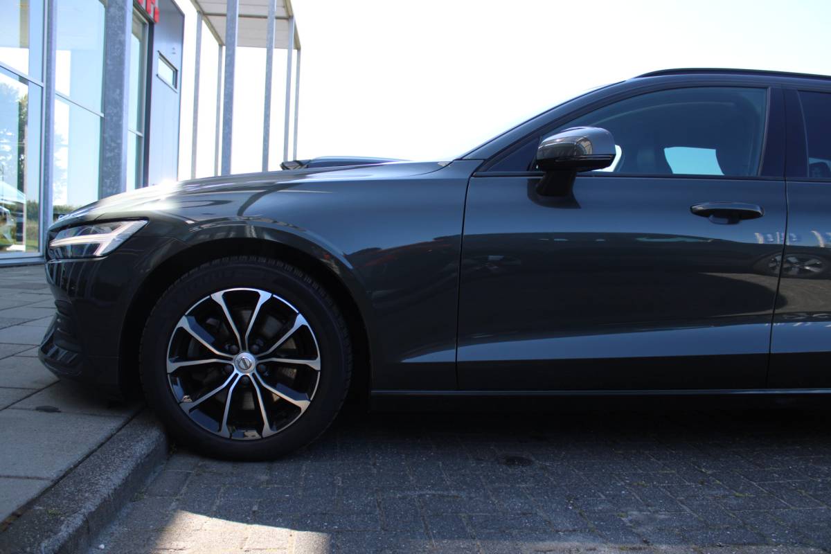 Volvo V60 Volvo V60 B3 164PK Automaat Momentum Advantage | Trekhaak | Camera + PDC | Pilot Assist | Getint glas | Verw. Stoel- & stuurwiel |