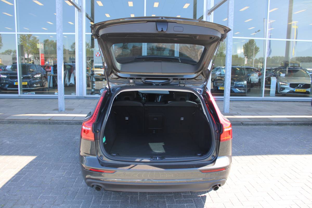 Volvo V60 Volvo V60 B3 164PK Automaat Momentum Advantage | Trekhaak | Camera + PDC | Pilot Assist | Getint glas | Verw. Stoel- & stuurwiel |