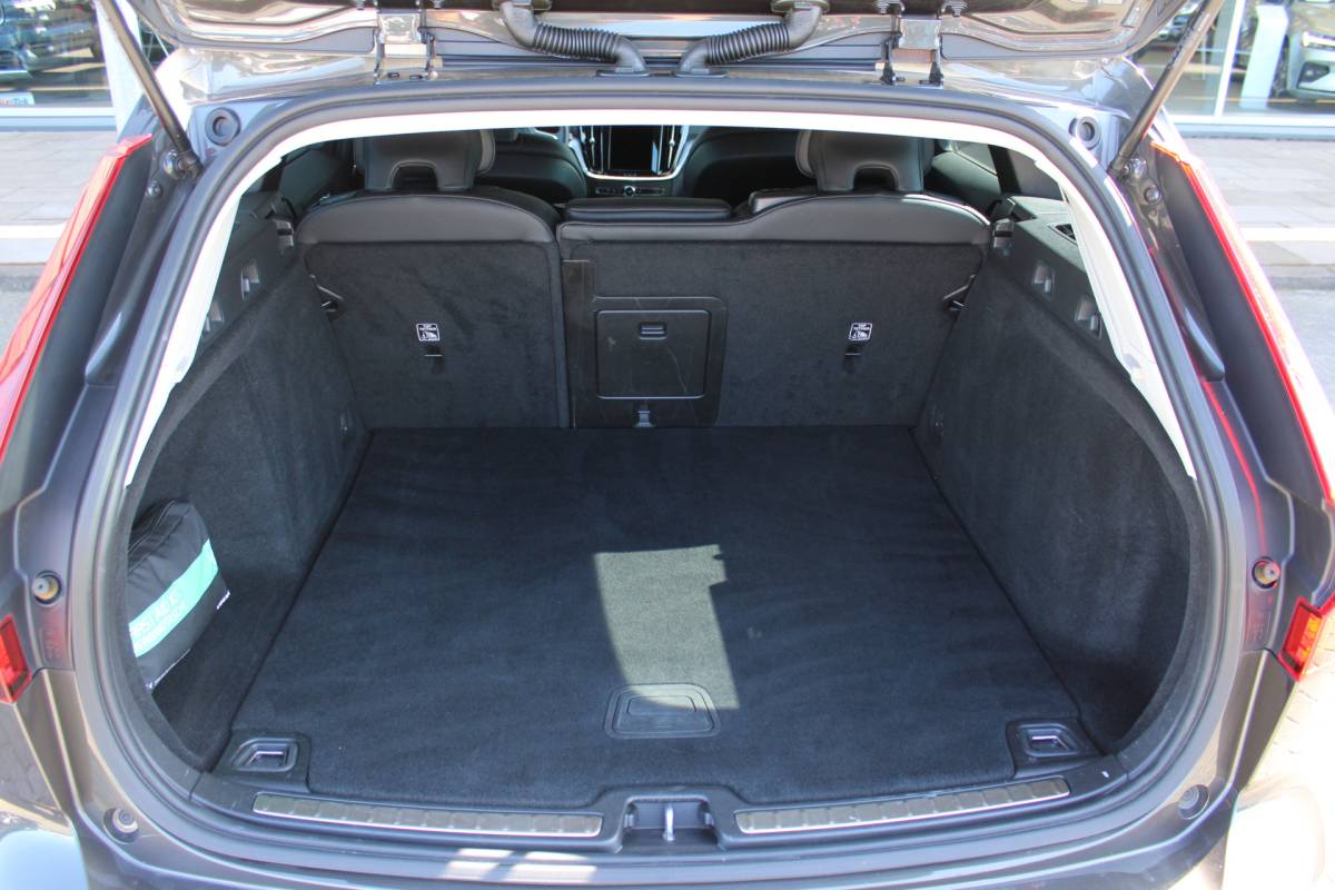 Volvo V60 Volvo V60 B3 164PK Automaat Momentum Advantage | Trekhaak | Camera + PDC | Pilot Assist | Getint glas | Verw. Stoel- & stuurwiel |