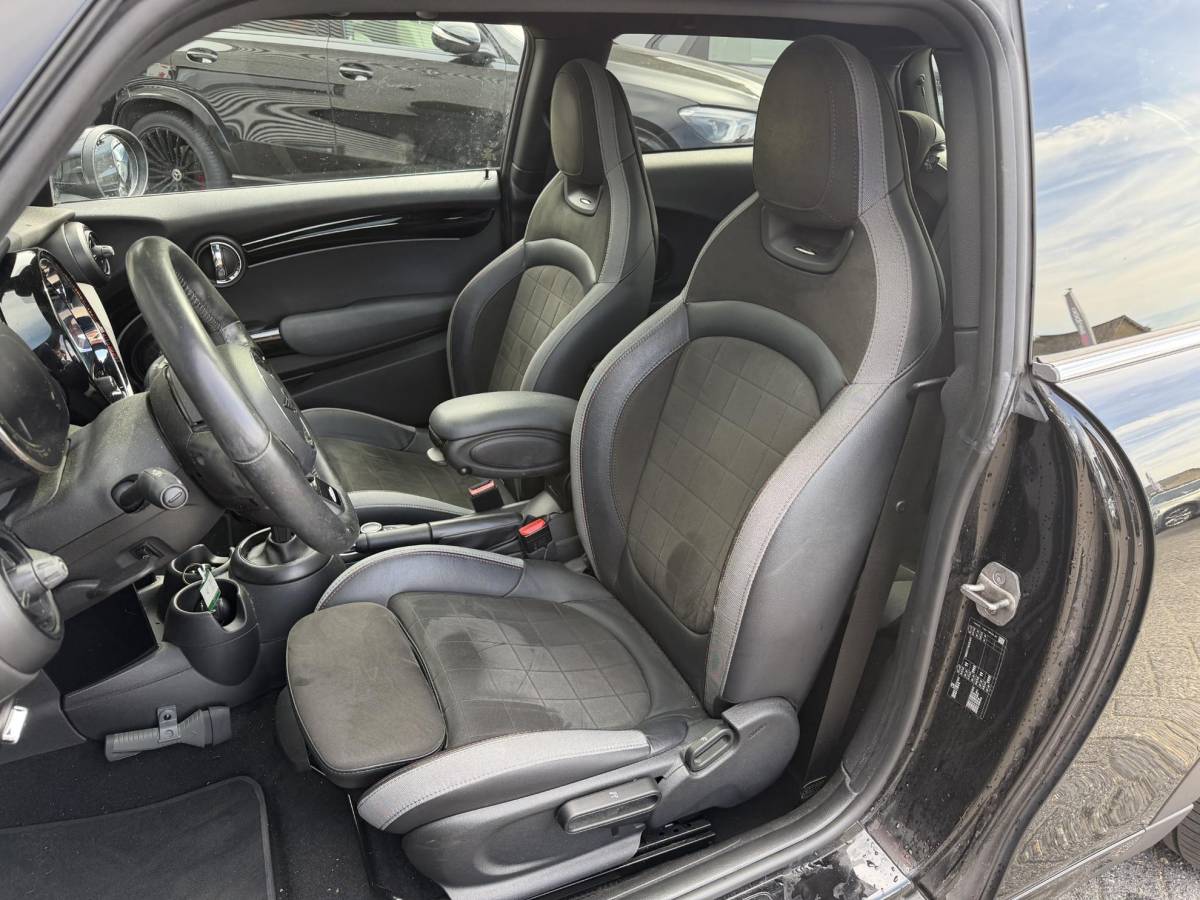MINI 3-Deurs MINI 3-Deurs 1.5 Cooper John Cooper Works | Panoramadak | Camera | Harmon Kardon | DAB |