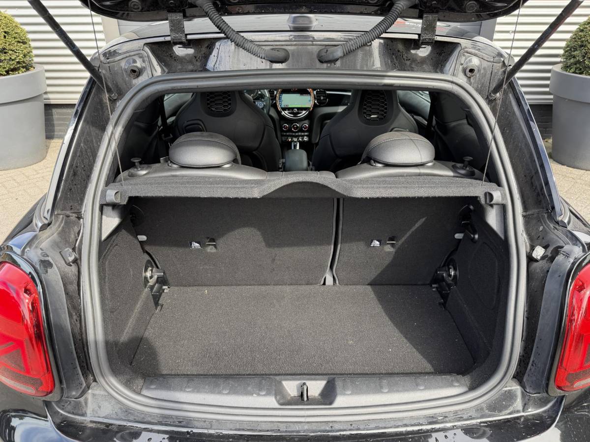 MINI 3-Deurs MINI 3-Deurs 1.5 Cooper John Cooper Works | Panoramadak | Camera | Harmon Kardon | DAB |