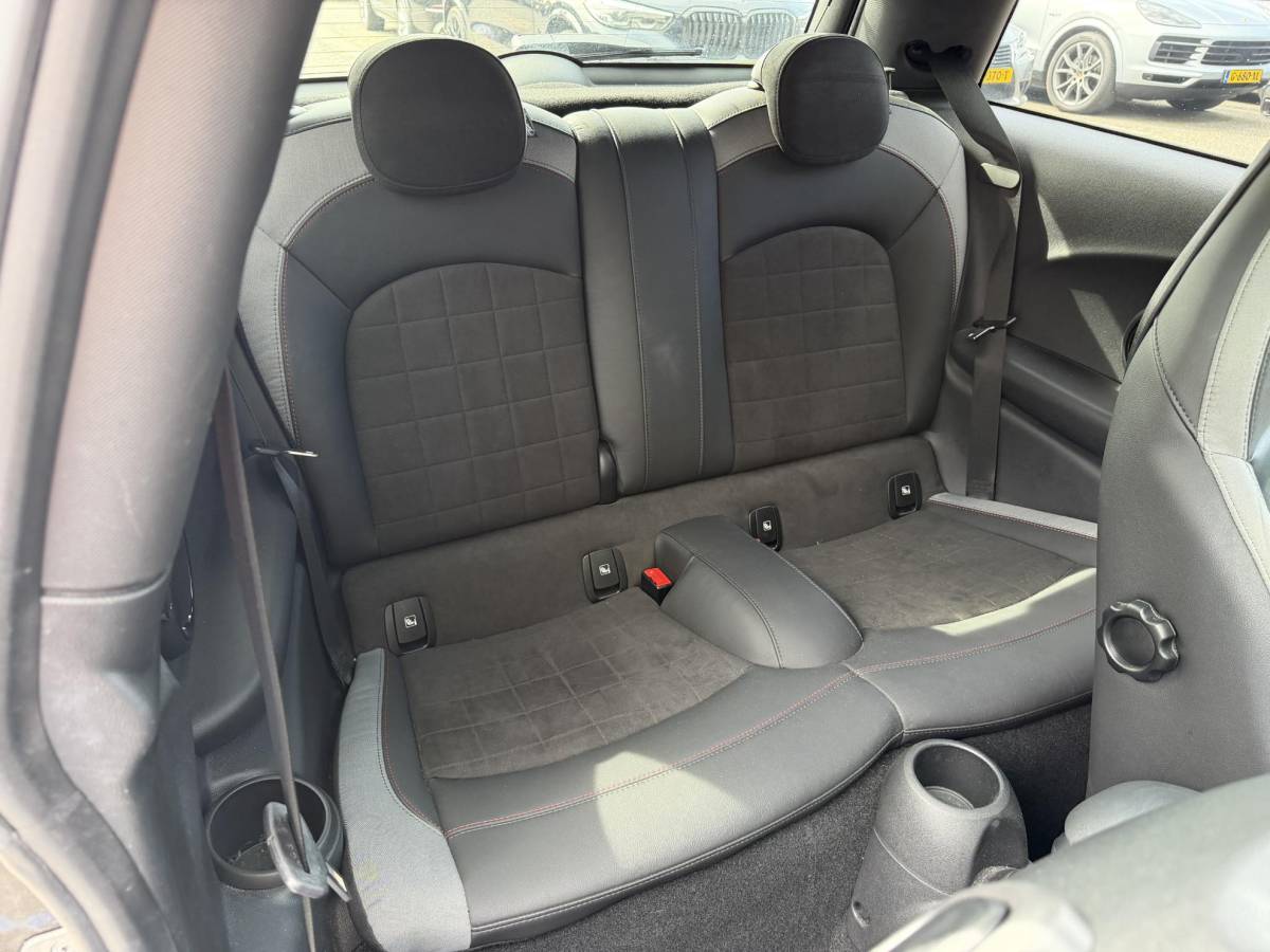 MINI 3-Deurs MINI 3-Deurs 1.5 Cooper John Cooper Works | Panoramadak | Camera | Harmon Kardon | DAB |
