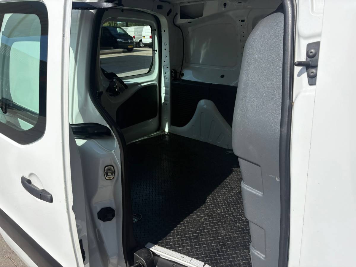 Citroën Berlingo Citroen Berlingo 1.6 VTi 500 Club|BENZINE|MARGE|trekhaak met 1200KG|radio|lichtmetalen velgen|schuifdeur met ruit|drie zitplaatsen