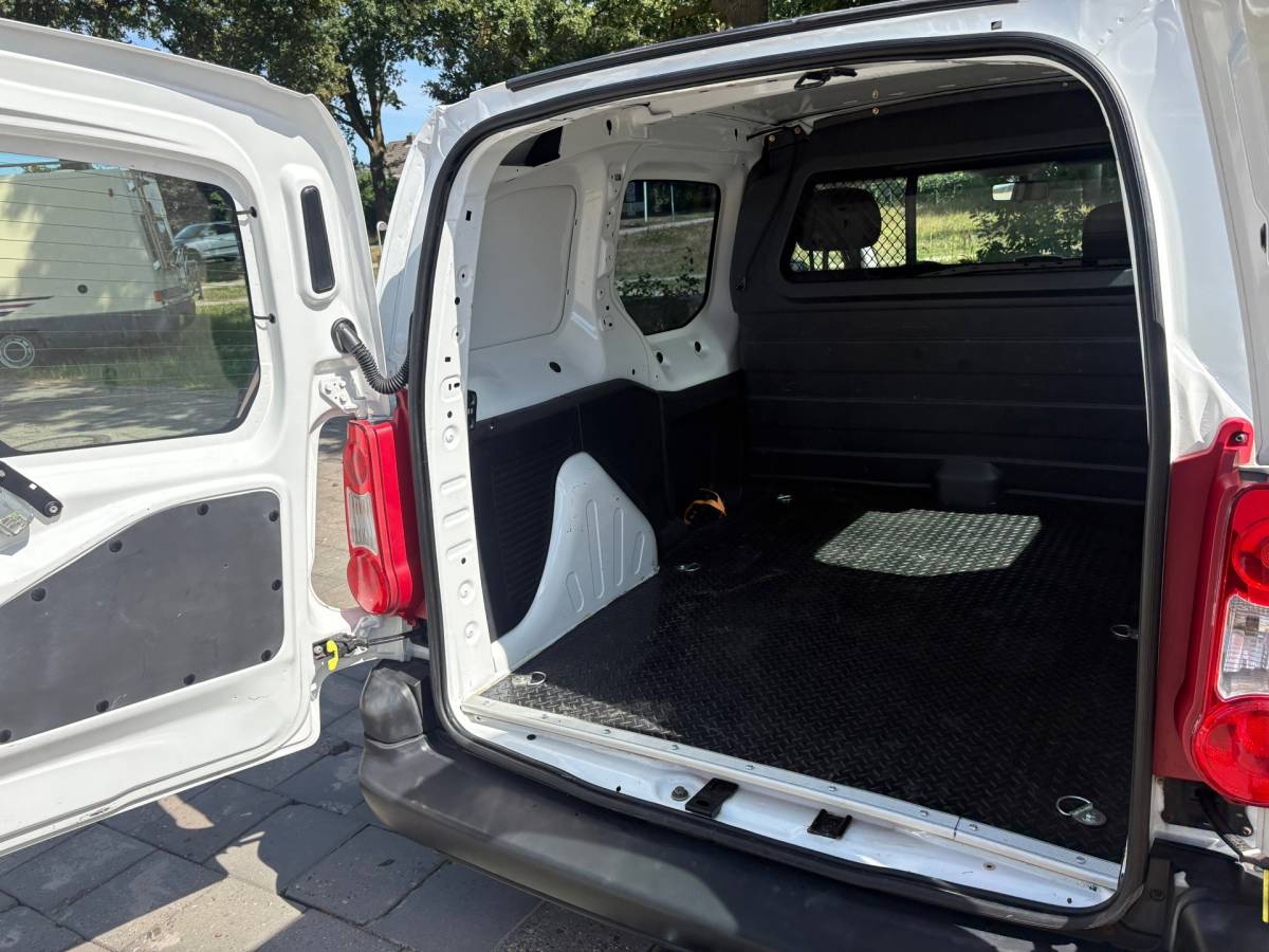 Citroën Berlingo Citroen Berlingo 1.6 VTi 500 Club|BENZINE|MARGE|trekhaak met 1200KG|radio|lichtmetalen velgen|schuifdeur met ruit|drie zitplaatsen