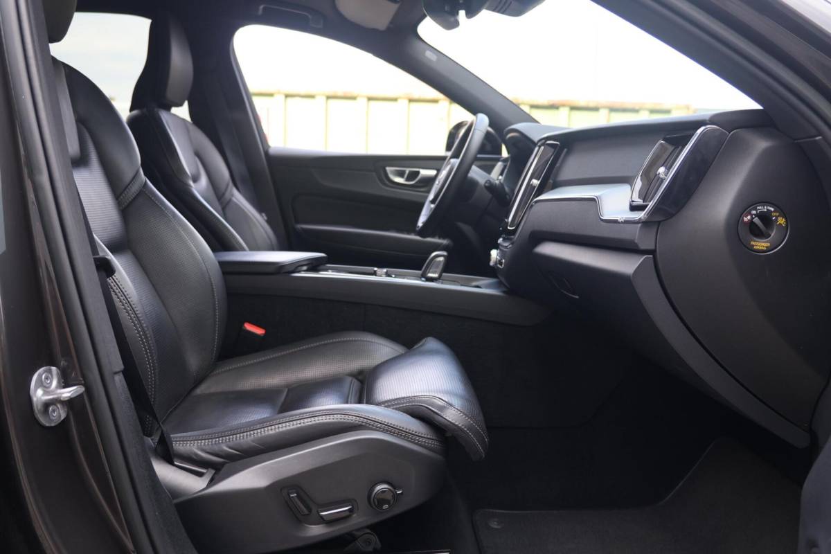 Volvo XC60 Volvo XC60 T6 Recharge AWD R-Design | Stoelverwarming & Koeling | 360° Camera | Panoramadak | Long Range | H/K | Keyless