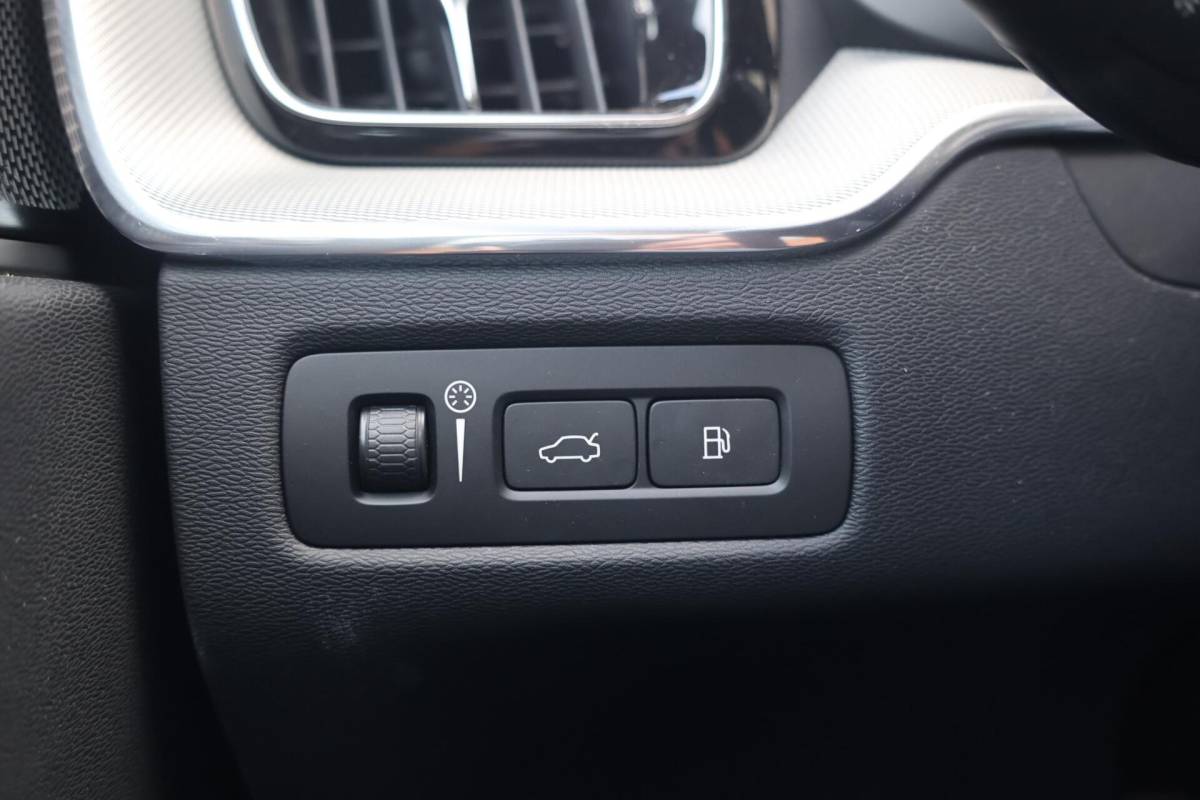 Volvo XC60 Volvo XC60 T6 Recharge AWD R-Design | Stoelverwarming & Koeling | 360° Camera | Panoramadak | Long Range | H/K | Keyless