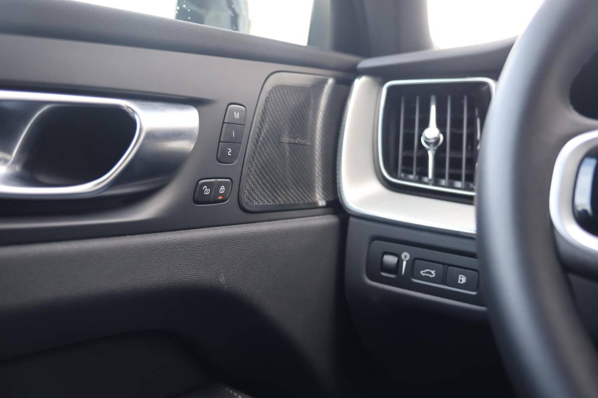 Volvo XC60 Volvo XC60 T6 Recharge AWD R-Design | Stoelverwarming & Koeling | 360° Camera | Panoramadak | Long Range | H/K | Keyless