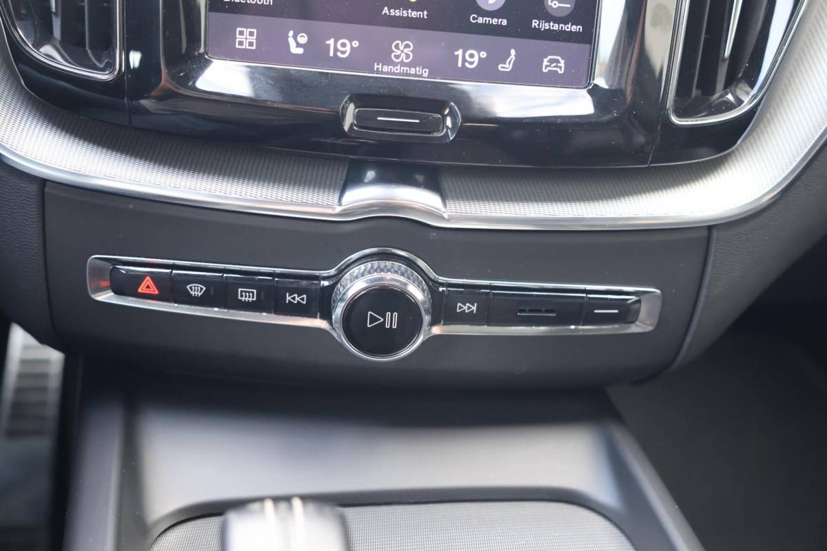 Volvo XC60 Volvo XC60 T6 Recharge AWD R-Design | Stoelverwarming & Koeling | 360° Camera | Panoramadak | Long Range | H/K | Keyless