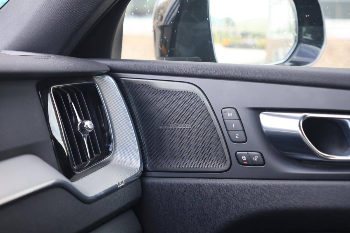 Volvo XC60 Volvo XC60 T6 Recharge AWD R-Design | Stoelverwarming & Koeling | 360° Camera | Panoramadak | Long Range | H/K | Keyless