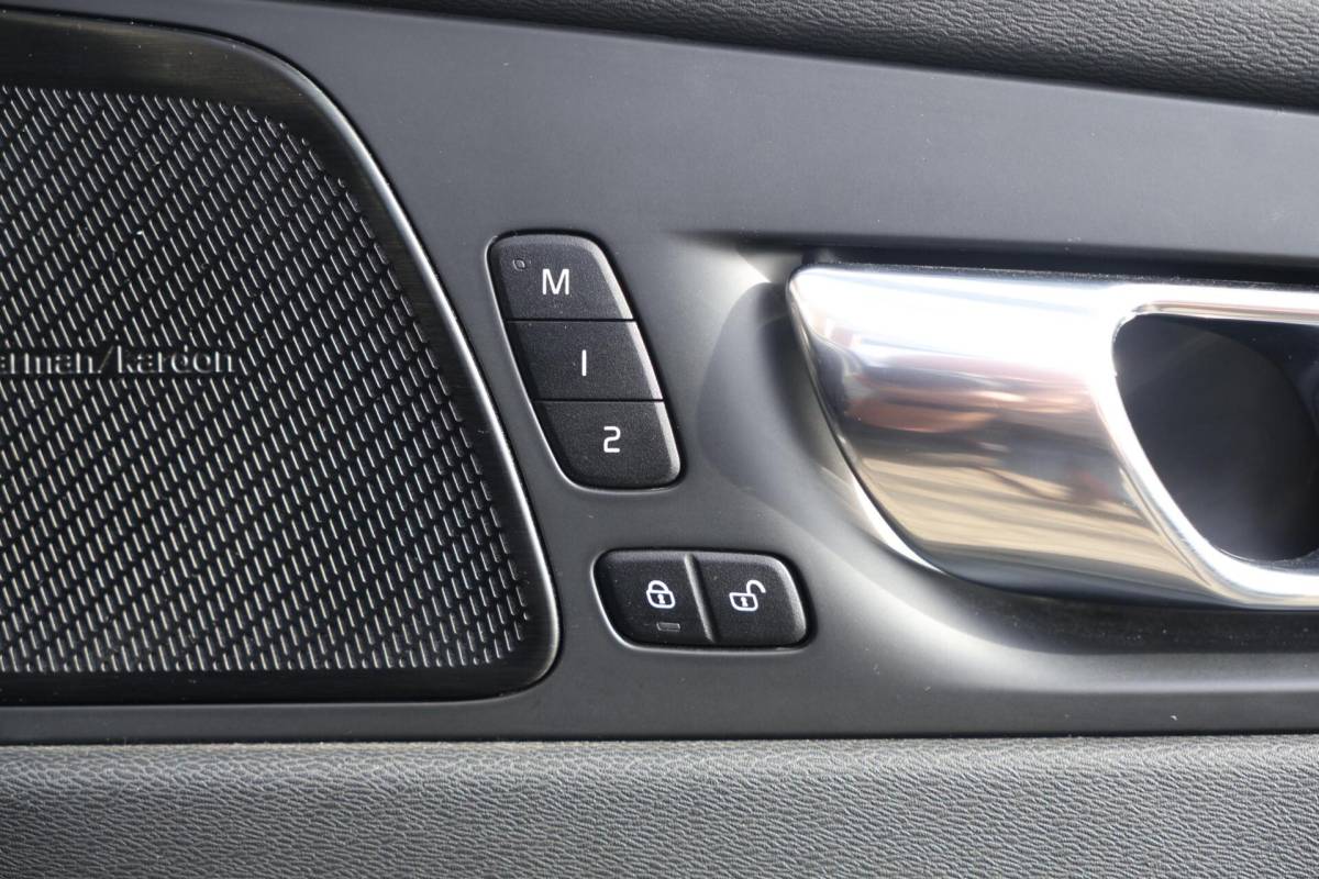 Volvo XC60 Volvo XC60 T6 Recharge AWD R-Design | Stoelverwarming & Koeling | 360° Camera | Panoramadak | Long Range | H/K | Keyless