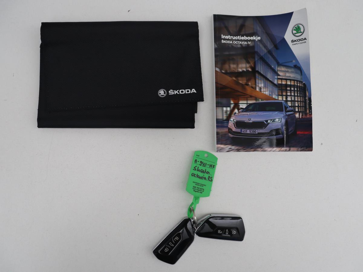 Škoda Octavia Skoda Octavia Combi 1.4 TSI RS iV PHEV Business | SOH 87,5% | Panoramadak | Adaptive cruise | Stuur/stoelverwarming | Carplay | Sfeerverlichting | Climate control | Camera | Park assist | Eletrische achterklep