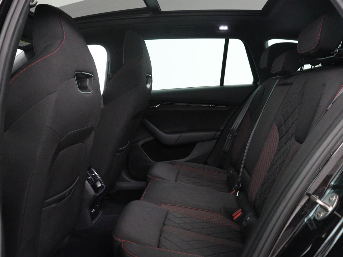 Škoda Octavia Skoda Octavia Combi 1.4 TSI RS iV PHEV Business | SOH 87,5% | Panoramadak | Adaptive cruise | Stuur/stoelverwarming | Carplay | Sfeerverlichting | Climate control | Camera | Park assist | Eletrische achterklep