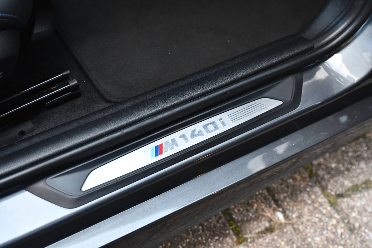 BMW 1 Serie BMW 1-serie M140i High Executive, LCI2, Pano, Carbon, H.Kardon, Camera, Leder!