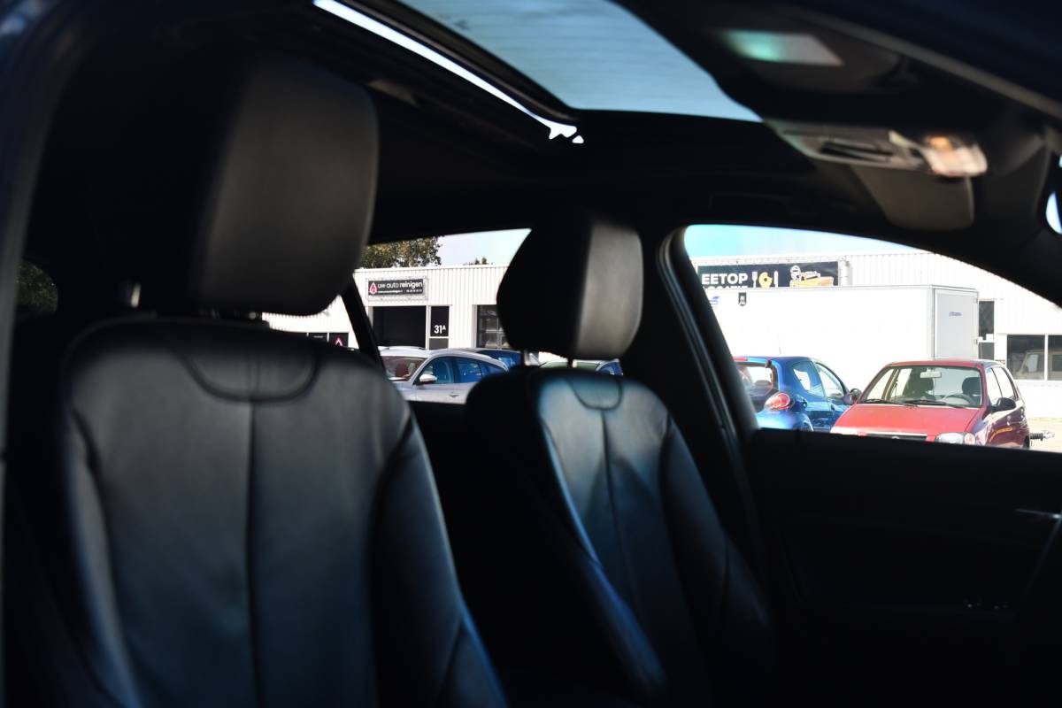 BMW 1 Serie BMW 1-serie M140i High Executive, LCI2, Pano, Carbon, H.Kardon, Camera, Leder!
