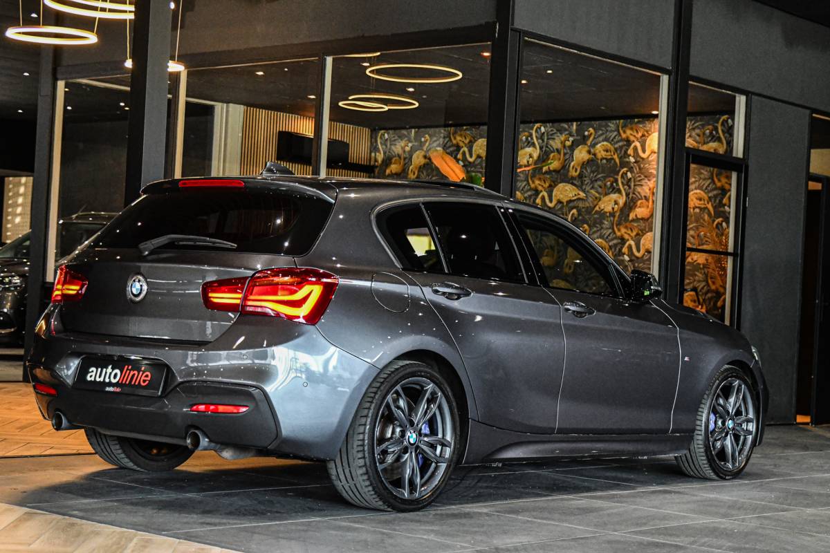 BMW 1 Serie BMW 1-serie M140i High Executive, LCI2, Pano, Carbon, H.Kardon, Camera, Leder!