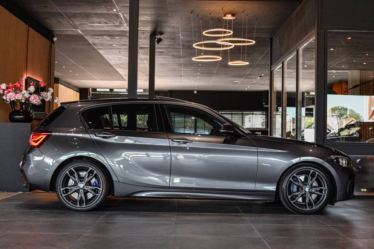 BMW 1 Serie BMW 1-serie M140i High Executive, LCI2, Pano, Carbon, H.Kardon, Camera, Leder!