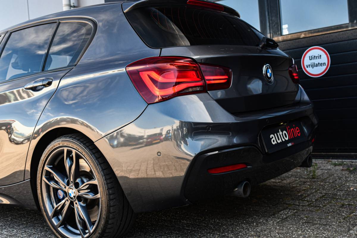BMW 1 Serie BMW 1-serie M140i High Executive, LCI2, Pano, Carbon, H.Kardon, Camera, Leder!