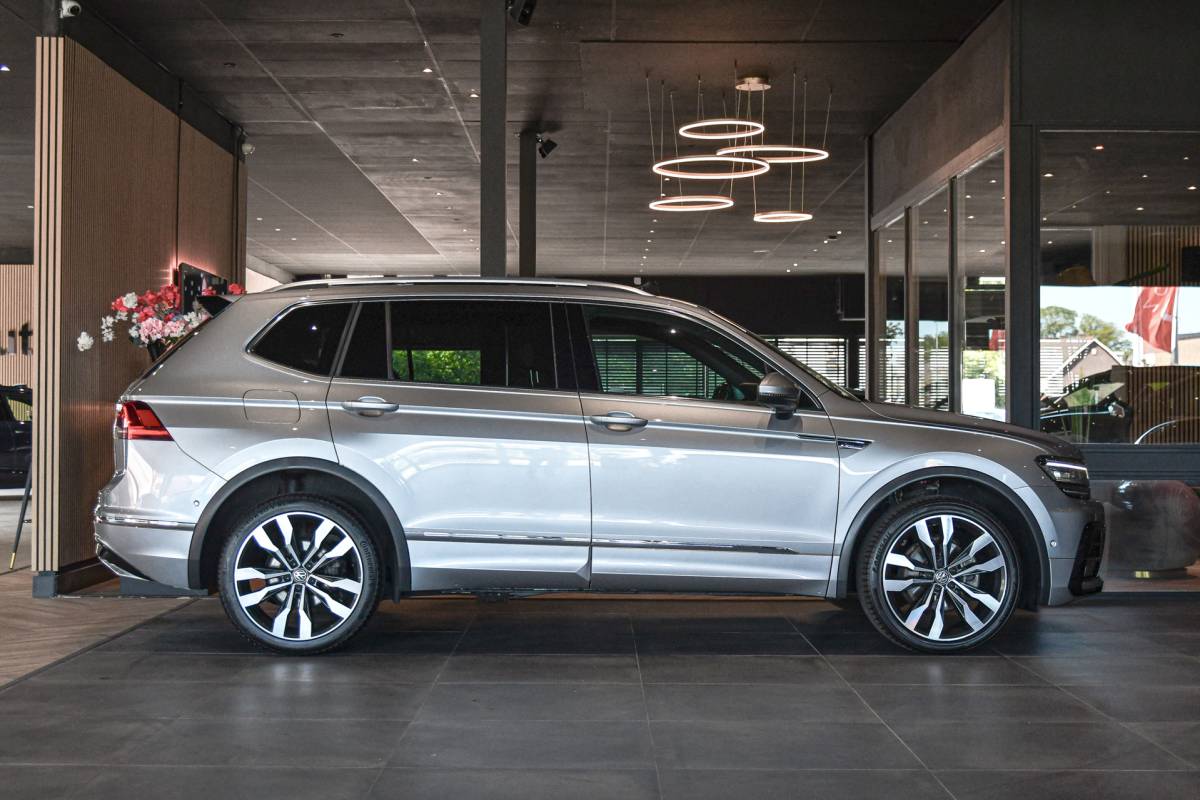 Volkswagen Tiguan Allspace Volkswagen Tiguan Allspace 1.5 TSI R-Line, 7 persoons, Pano, Massage, Dynaudio, ACC, Camera, Dodehoek, Virtual, Trekhaak!