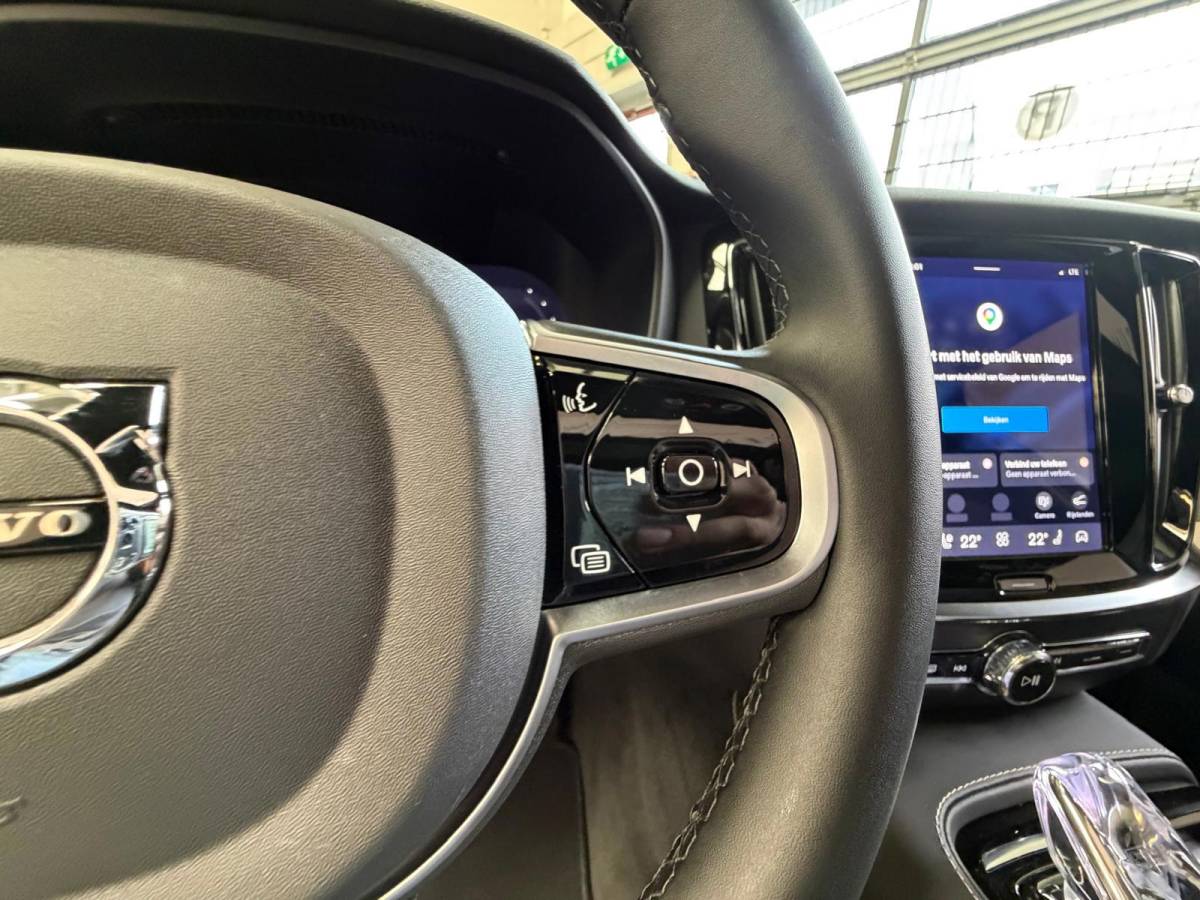 Volvo V60 Volvo V60 2.0 T6 Plug-in hybrid AWD Ultra Dark, Pano, HUD, Leer, Elektrische stoelen, stoel/Stuurverwarming, Harman kardon,