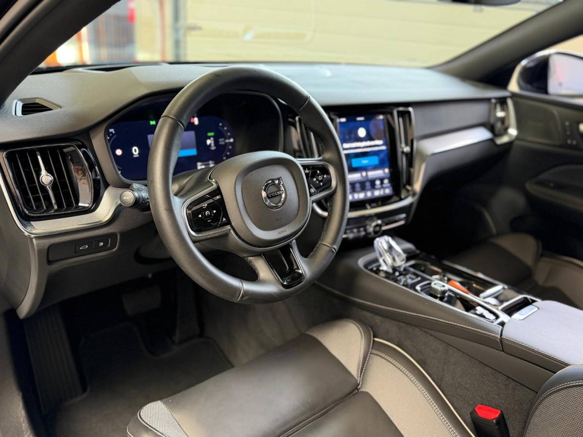Volvo V60 Volvo V60 2.0 T6 Plug-in hybrid AWD Ultra Dark, Pano, HUD, Leer, Elektrische stoelen, stoel/Stuurverwarming, Harman kardon,