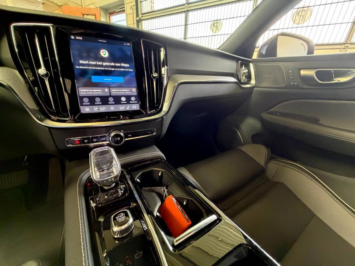 Volvo V60 Volvo V60 2.0 T6 Plug-in hybrid AWD Ultra Dark, Pano, HUD, Leer, Elektrische stoelen, stoel/Stuurverwarming, Harman kardon,