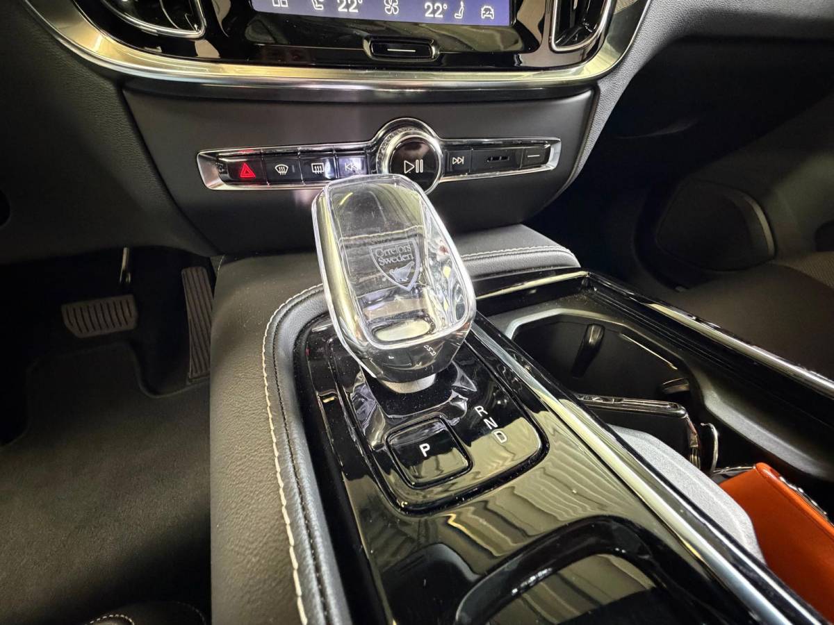 Volvo V60 Volvo V60 2.0 T6 Plug-in hybrid AWD Ultra Dark, Pano, HUD, Leer, Elektrische stoelen, stoel/Stuurverwarming, Harman kardon,