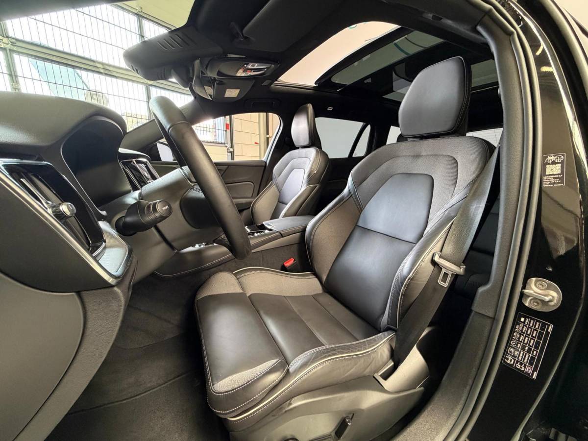 Volvo V60 Volvo V60 2.0 T6 Plug-in hybrid AWD Ultra Dark, Pano, HUD, Leer, Elektrische stoelen, stoel/Stuurverwarming, Harman kardon,