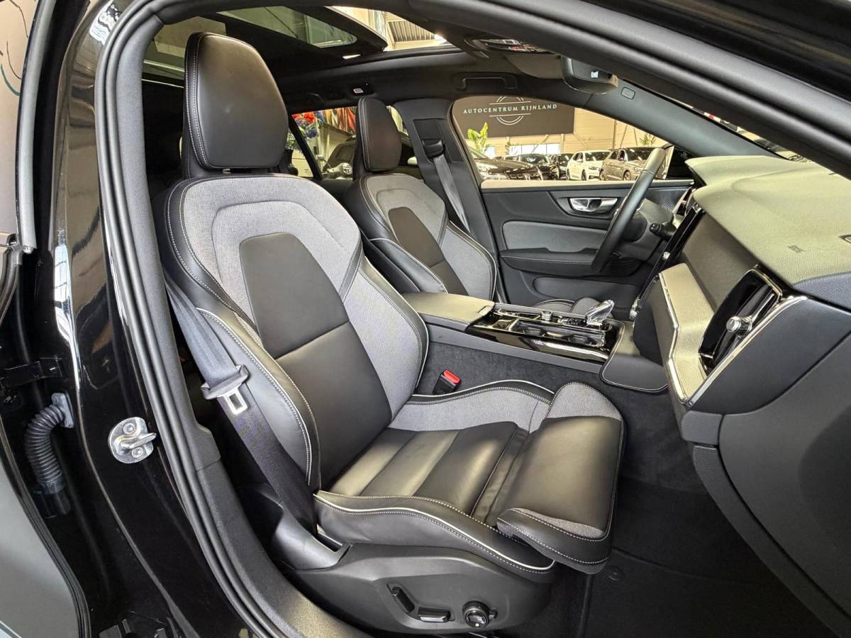 Volvo V60 Volvo V60 2.0 T6 Plug-in hybrid AWD Ultra Dark, Pano, HUD, Leer, Elektrische stoelen, stoel/Stuurverwarming, Harman kardon,