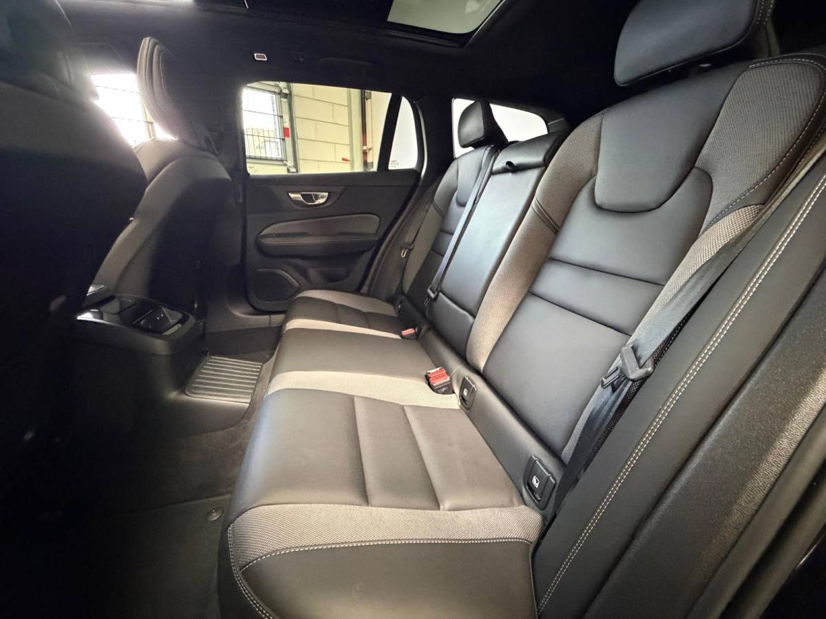 Volvo V60 Volvo V60 2.0 T6 Plug-in hybrid AWD Ultra Dark, Pano, HUD, Leer, Elektrische stoelen, stoel/Stuurverwarming, Harman kardon,